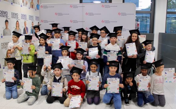 2025_Diplomfeier - 1 Diplomfeier mit Hüten