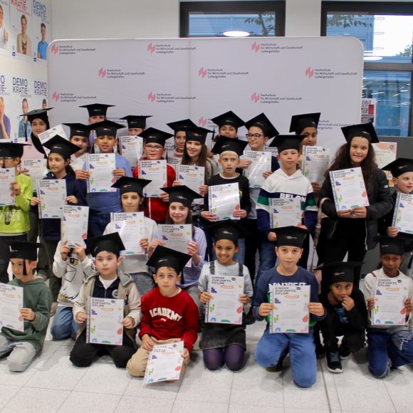 Diplomfeier mit Hüten