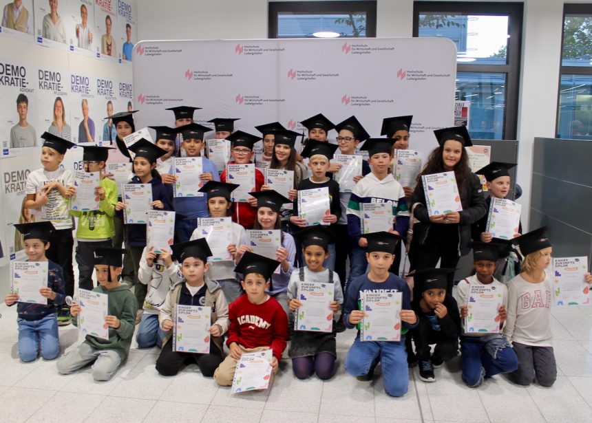 Diplomfeier mit Hüten