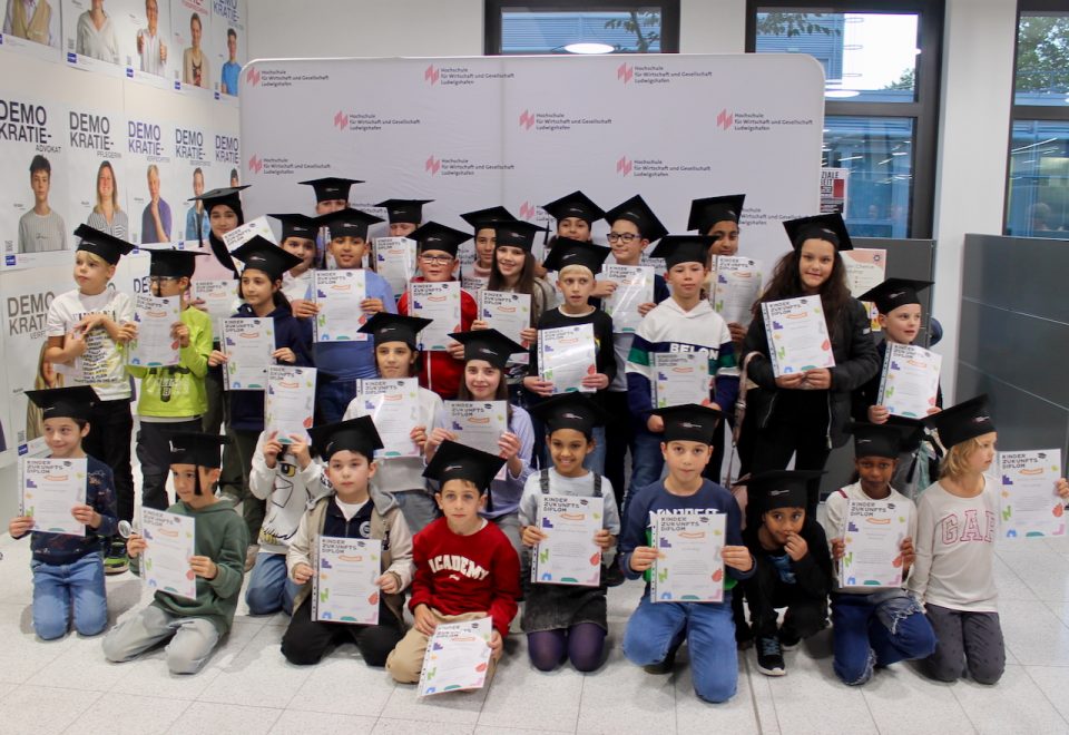 Diplomfeier mit Hüten